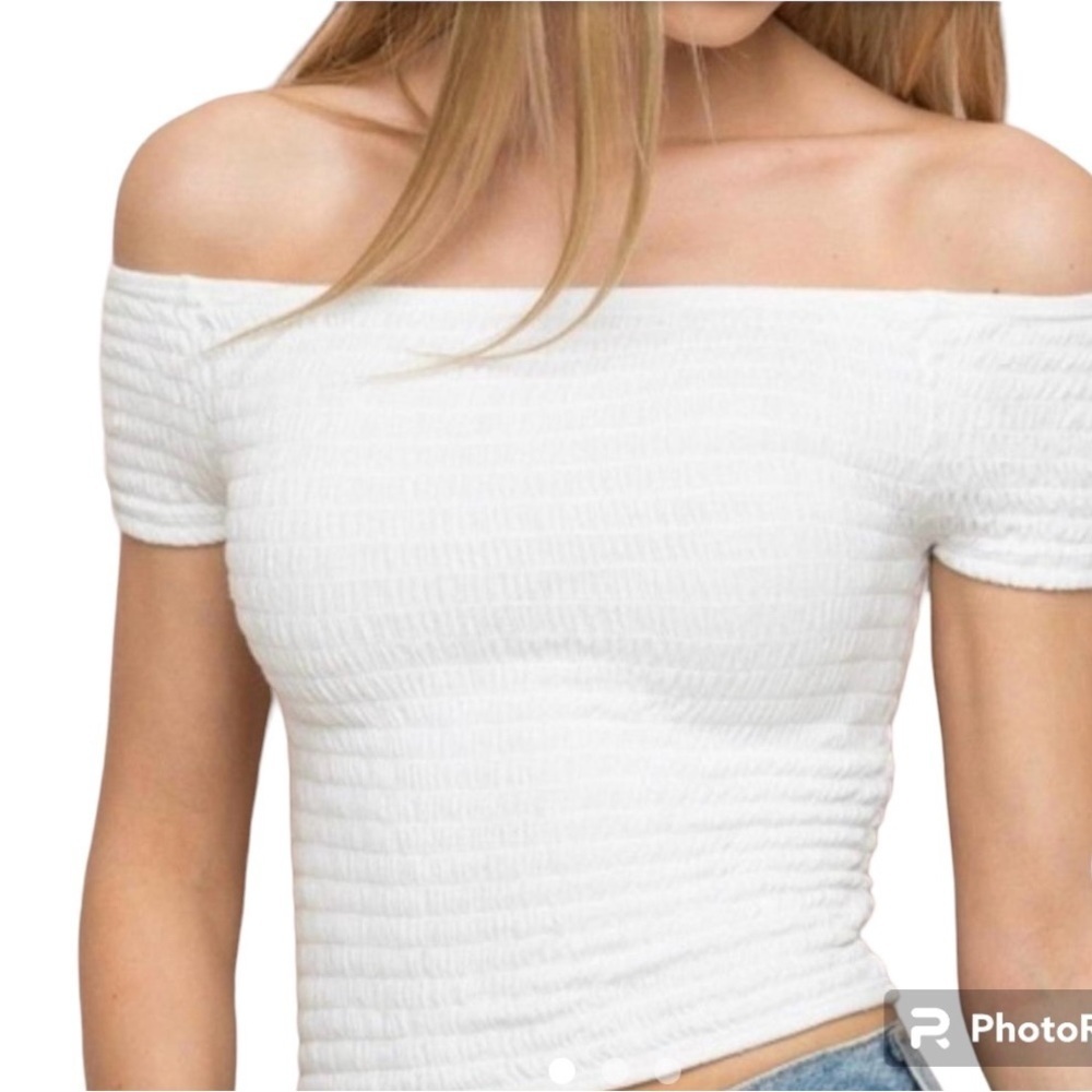 Brandy Melville Women's White
Crop-top